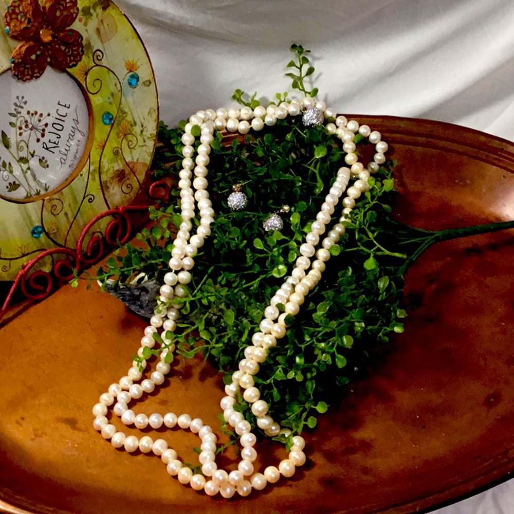 Gorgeous long pearl necklace with earrings